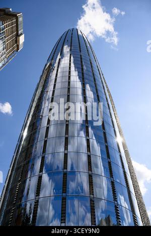 One Blackfriars è uno sviluppo di 50 piani ad uso misto situato in 1 Blackfriars Road, che è noto informalmente come The Vase o The Boomerang a causa della sua Foto Stock