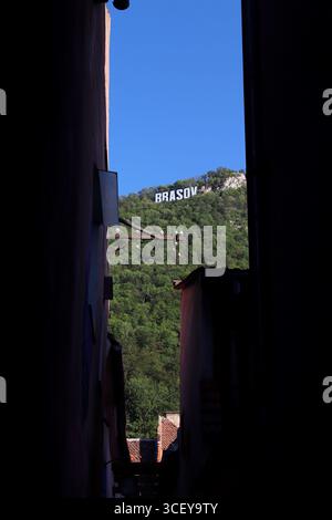 Vista del cartello di Brasov dalla strada Sforii, il vicolo più stretto di Brasov, Romania Foto Stock