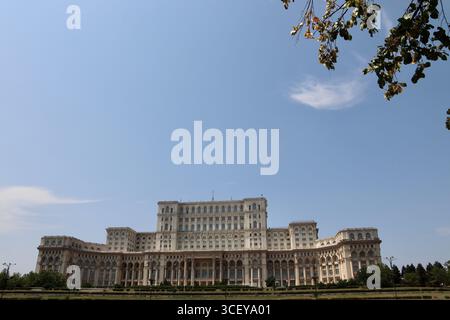 Palazzo del Parlamento a Bucarest, in Romania, in una chiara giornata estiva Foto Stock