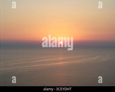 Tramonto sul Mar Egeo che crea colori sfumati a Kassandra, Grecia Foto Stock