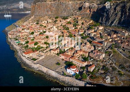 Grecia, regione del Peloponneso, Monemvasia, vista aerea della città fortificata medievale Foto Stock