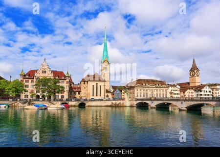 Zurigo, Svizzera. Vista del centro storico della città con la famosa Chiesa di Fraumuenster, sul fiume Limmat. Foto Stock