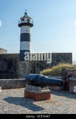 Southsea, Portsmouth, Regno Unito - 17 agosto 2025: RML 9-Inch Gun fuori Southsea Castle che risale al 1544, il faro fu costruito nel 1828. Foto Stock