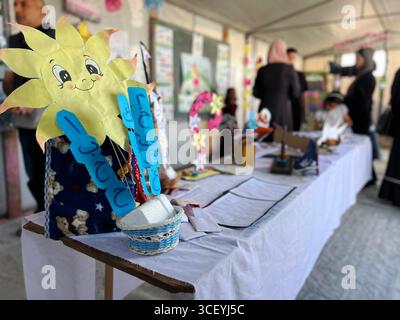 Insegnanti palestinesi organizzano una mostra educativa per i bambini all'interno di una tenda di apprendimento insegnanti palestinesi organizzano una mostra educativa per i bambini all'interno di una tenda di apprendimento nel campo di Nuseirat, nella Striscia di Gaza, sotto il titolo Bright Imprints . La mostra riflette un anno di apprendimento e resilienza, mostrando opere educative e artistiche che incarnano speranza e determinazione per la vita, in mezzo al crollo del sistema educativo e alla distruzione della maggior parte delle scuole a causa della guerra israeliana in corso a Gaza, 20 agosto 2025. Foto di Belal Abu Amer apaimages Nusairat Striscia di Gaza Palestina Foto Stock
