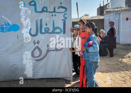 Insegnanti palestinesi organizzano una mostra educativa per i bambini all'interno di una tenda di apprendimento insegnanti palestinesi organizzano una mostra educativa per i bambini all'interno di una tenda di apprendimento nel campo di Nuseirat, nella Striscia di Gaza, sotto il titolo Bright Imprints . La mostra riflette un anno di apprendimento e resilienza, mostrando opere educative e artistiche che incarnano speranza e determinazione per la vita, in mezzo al crollo del sistema educativo e alla distruzione della maggior parte delle scuole a causa della guerra israeliana in corso a Gaza, 20 agosto 2025. Foto di Belal Abu Amer apaimages Nusairat Striscia di Gaza Palestina Foto Stock