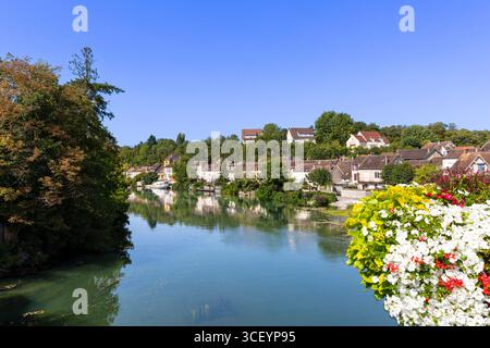 Il fiume Loing, Nemours, Seine-et-Marne, Île-de-France, Francia Foto Stock