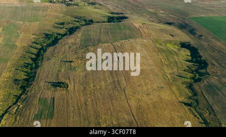 Veduta aerea del paesaggio rurale eroso con profondi canali che dividono i campi agricoli secchi Foto Stock