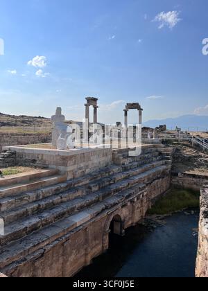 Dove la gloria romana incontra i cieli turchi, esplorando Hierapolis Foto Stock