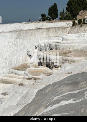Camminando sul castello naturale di cotone a Pamukkale Foto Stock