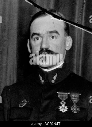Questa fotografia storica dell'8 marzo 1917 mostra il capitano Paquignon, il tenente Ducas, il tenente Deullin e altre figure degne di nota dell'aeronautica militare francese presso l'Aéro-club, tra cui Georges Guynemer e il tenente colonnello Girod. Foto Stock