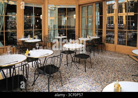 Tipico caffè francese a Parigi Foto Stock