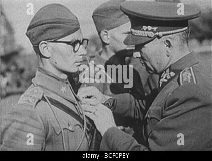 Una foto del 1939 del generale Ferdinand atlo che premia il futuro eroe dell'Unione Sovietica, Ján Nálepka. Questo momento cattura un evento storico significativo durante la seconda guerra mondiale in Slovenia. Foto Stock