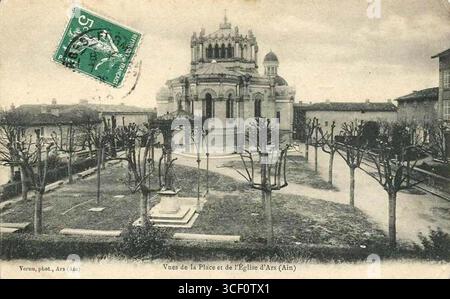 Vista sulla piazza di fronte alla Basilica di Ars-sur-Formans, Francia, ripresa nel 1908. Foto Stock