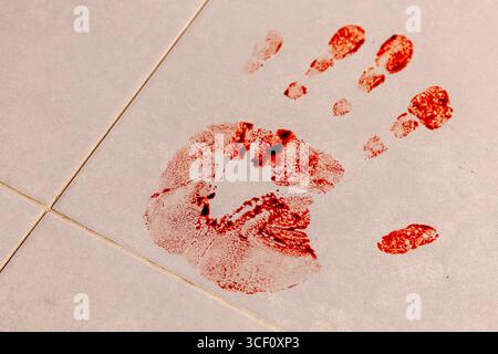 impronte realistiche e sanguinose sul pavimento, sulla scena del crimine Foto Stock