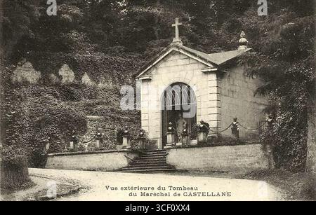 Questa fotografia mostra la tomba del maresciallo de Castellane a Caluire-et-Cuire, scattata tra il 1900 e il 1910. L'identità del fotografo è sconosciuta. Foto Stock