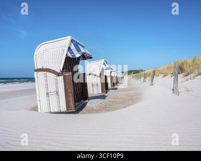 Sedie a sdraio sulla spiaggia del Mar Baltico, strutture ondulate nella sabbia bianca fine, ondulazioni di sabbia, località balneare baltica di Rerik, Meclemburgo-Western Foto Stock