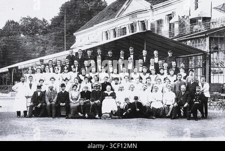 Questa foto storica del 1905 mostra lo staff del Travemünder Kurhaus, un rinomato centro termale e resort in Germania. Il Kurhaus era una posizione centrale per il turismo di svago e salute durante i primi anni del XX secolo. Foto Stock