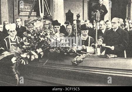 Josef Hora pronuncia un elogio al funerale di Karel Capek al cimitero di Vyšehrad il 29 dicembre 1938. Questo momento significativo segna la perdita del famoso scrittore ceco. Foto Stock