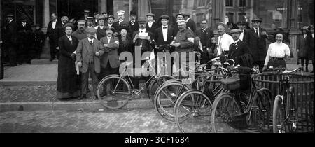 L'Elfstedentocht per fiets (Eleven Cities Tour in bicicletta) si è svolto nel 1913. Questo evento, che si tiene nei Paesi Bassi, è una delle più famose gare di ciclismo su lunga distanza che copre un percorso attraverso 11 città della Frisia. Ha attirato molti partecipanti e rimane una parte notevole della storia ciclistica olandese. Foto Stock