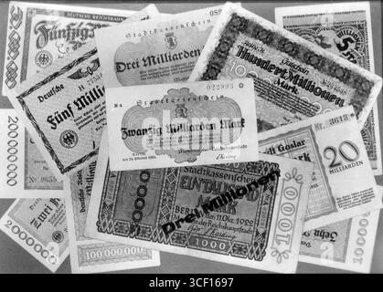 Queste banconote tedesche del 1923 raffigurano gli effetti dell'iperinflazione in Germania. Le banconote mostrano l'estrema svalutazione della valuta durante questo periodo, una delle più gravi gonfiazioni della storia. Foto Stock
