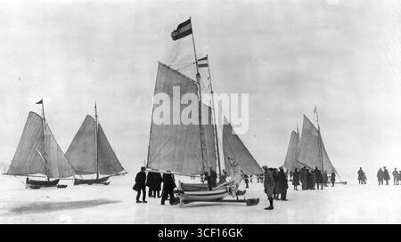 Navigazione su ghiaccio sul Gouwzee vicino a Marken nel 1927/1928, che mostra uno sport invernale popolare nei Paesi Bassi su corsi d'acqua ghiacciati. Foto Stock