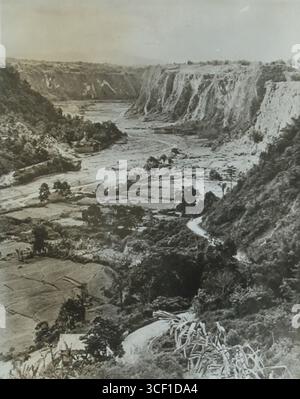 Questa fotografia del 1944-1945 mostra la valle di Karbouw vicino a Bukittinggi. L'immagine cattura il paesaggio naturale, mostrando il terreno accidentato e lo sfondo montuoso della regione di West Sumatra, Indonesia. Foto Stock