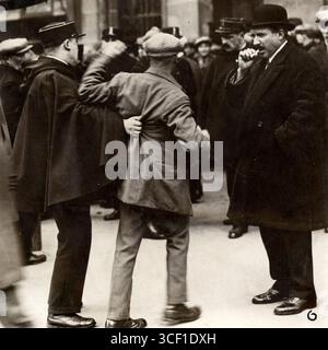 Durante la celebrazione del 1929 maggio a Parigi, un uomo viene arrestato a causa del coinvolgimento nelle rivolte. Questo incidente evidenzia l'intensità dei disordini politici in quel momento. Foto Stock