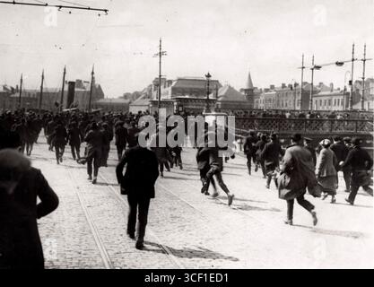 I sostenitori del Sinn Féin, il Partito Repubblicano irlandese, inseguono un uomo sospettato di essere una spia della polizia durante la guerra d'indipendenza irlandese. Luogo sconosciuto, probabilmente Dublino, 1920. Foto Stock