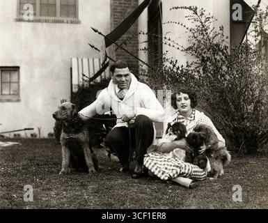 Nel 1925, Jack Dempsey è raffigurato con la sua giovane moglie, l'ex attrice cinematografica Estelle Taylor, e i loro quattro cani. La foto evidenzia un lato più personale del campione di boxe. Foto Stock
