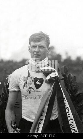 Nel 1911, la competizione internazionale di atletica leggera "Pro Patria" si è svolta allo Schuttersveld di Rotterdam. È presente il campione olandese nei 3.500 metri di corsa a piedi, Glüna Hanselaar from the Hague. Foto Stock