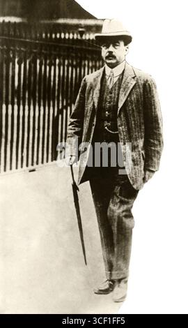 Una fotografia del politico britannico Arthur Henderson (1863-1935), che cammina nel 1917. È stato ministro degli Esteri del Regno Unito e ha vinto il Premio Nobel per la pace nel 1934. Foto Stock