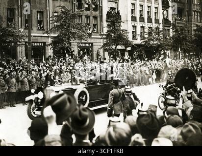 Nell'aprile 1925, il presidente del Reich Paul von Hindenburg fu accolto calorosamente dai berlinesi. Il Cancelliere Dr. Luther è visto alla sua sinistra. Foto Stock
