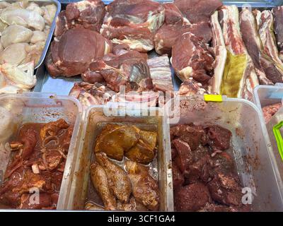 carne fresca, shashlik di maiale in varie marinate. Foto Stock