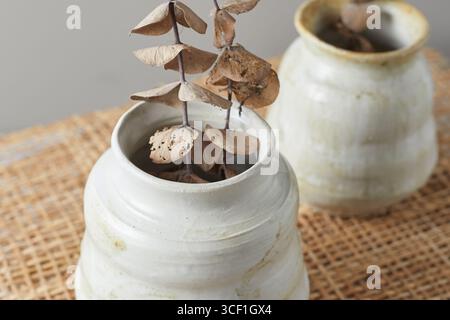 Primo piano vasi fatti in casa su sfondo grigio Foto Stock