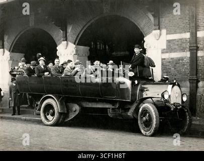La nazionale olandese di calcio è raffigurata in un camion fuori dalla stazione di Copenaghen prima della partita internazionale contro la Danimarca del 12 giugno 1926. Foto Stock
