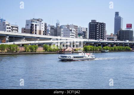 Ammira il paesaggio degli edifici per uffici, la torre architettonica della città di Taito con il ponte stradale che attraversa il fiume sumida per i viaggiatori giapponesi Foto Stock