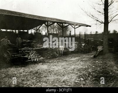 Una panetteria tedesca in Francia durante la prima guerra mondiale nel 1915, preparava il pane per le truppe. La panetteria era parte del sistema di supporto essenziale per i soldati in prima linea. Foto Stock