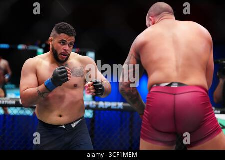 Las Vegas, Nevada, Stati Uniti. 19 agosto 2025. LAS VEGAS, NV - 19 agosto: Josh Hokit e Guilherme Uriel si incontrano nell'ottagono per un incontro di 3 round a UFC Apex per UFC - DWCS - Dana White Contender Series EP. 2 il 19 agosto 2025 a Las Vegas, Nevada, Stati Uniti. (Foto di Louis Grasse/PxImages) credito: PX Images/Alamy Live News Foto Stock