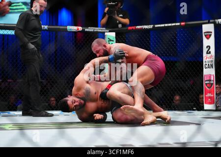 Las Vegas, Nevada, Stati Uniti. 19 agosto 2025. LAS VEGAS, NV - 19 agosto: Josh Hokit e Guilherme Uriel si incontrano nell'ottagono per un incontro di 3 round a UFC Apex per UFC - DWCS - Dana White Contender Series EP. 2 il 19 agosto 2025 a Las Vegas, Nevada, Stati Uniti. (Foto di Louis Grasse/PxImages) credito: PX Images/Alamy Live News Foto Stock