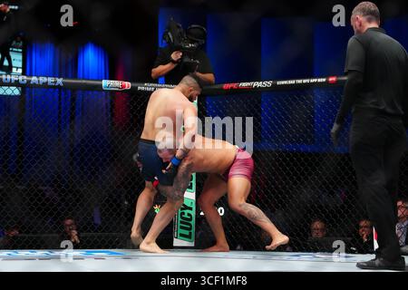 Las Vegas, Nevada, Stati Uniti. 19 agosto 2025. LAS VEGAS, NV - 19 agosto: Josh Hokit e Guilherme Uriel si incontrano nell'ottagono per un incontro di 3 round a UFC Apex per UFC - DWCS - Dana White Contender Series EP. 2 il 19 agosto 2025 a Las Vegas, Nevada, Stati Uniti. (Foto di Louis Grasse/PxImages) credito: PX Images/Alamy Live News Foto Stock