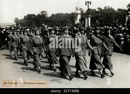 Donne del Women Hospital Soldiers che marciano in una rivista femminile nel 1918, celebrando l'anniversario del matrimonio d'argento della coppia reale britannica. Facevano parte dello sforzo bellico come infermieri e personale medico. Foto Stock