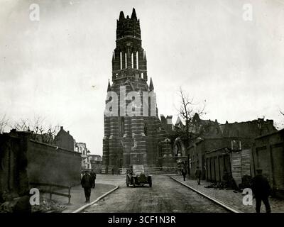 La bruciata chiesa di San Martino e la sua torre, spogliata della guglia, a Duffel, in Belgio, dopo la prima guerra mondiale nel 1914. L'immagine cattura le conseguenze della guerra sui monumenti religiosi. Foto Stock