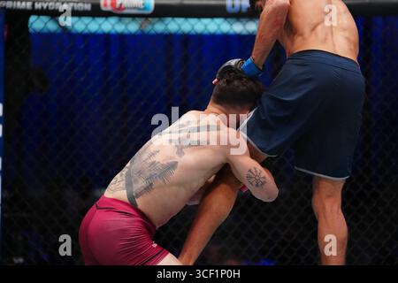 Las Vegas, Nevada, Stati Uniti. 19 agosto 2025. LAS VEGAS, NV - 19 agosto: Manuel Exposito e Jose Delano si incontrano nell'ottagono per un incontro di 3 round all'UFC Apex per UFC - DWCS - Dana White Contender Series EP. 2 il 19 agosto 2025 a Las Vegas, Nevada, Stati Uniti. (Foto di Louis Grasse/PxImages) credito: PX Images/Alamy Live News Foto Stock