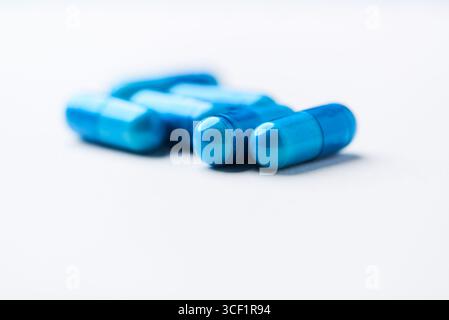 Capsule di aminoacidi su sfondo luminoso. Messa a fuoco morbida. Primo piano. Copia spazio. Foto Stock
