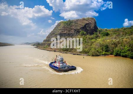 Canale di Panama, Panama - 6 aprile 2017: Rimorchiatori di supporto al lavoro che assistono grandi navi attraverso varie sezioni del Canale di Panama. Foto Stock