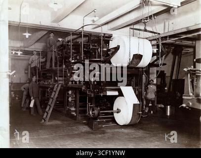 La tipografia di De Echo, con la grande tipografia rotativa, Paesi Bassi, 1911. La foto illustra la scala industriale della produzione di giornali in quel momento. Foto Stock