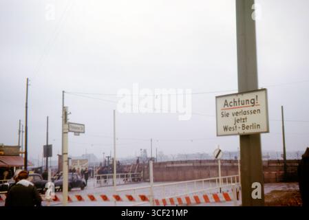 Potsdamer Platz, Berlino, aprile 1963. Sign avverte "stai lasciando Berlino Ovest" vicino al checkpoint del muro di Berlino durante la divisione della Guerra fredda. Foto Stock