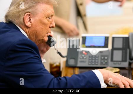WASHINGTON DC, USA - 18 agosto 2025 - il presidente degli Stati Uniti Donald Trump parla al telefono con il presidente russo Vladimir Putin, lunedì 18 agosto 2025, in Foto Stock