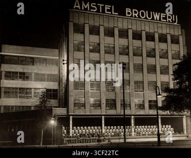 Il birrificio Amstel di Amsterdam è illuminato per la Edison Light Week del 1929. Foto Stock