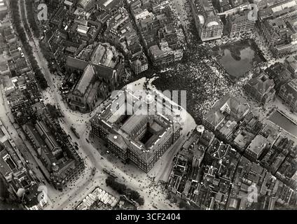 Una foto aerea di Amsterdam nel 1923, raffigurante il Palazzo reale in Piazza Dam, con il Nieuwe Kerk a sinistra. Fatto durante la visita di stato del re Haakon di Norvegia. Foto Stock
